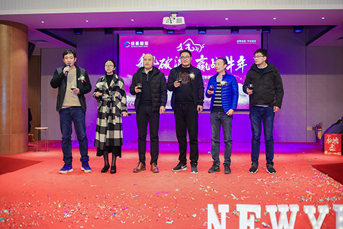 表演和抽獎(jiǎng)結(jié)束，敬酒！之后是晚宴時(shí)間。