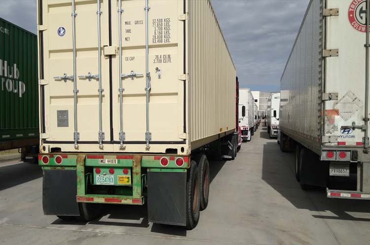 FTW1白天卡車排隊(duì)等候