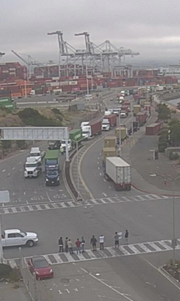 奧克蘭司機(jī)堵門今天繼續(xù)，我們司機(jī)五點(diǎn)就去排隊(duì)了，還是進(jìn)不去，提還柜受影響。